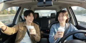 자동차 리스와 장기렌트 계약서 작성은 신중하게 한다. 한강 드라이브 남녀 커플이 커피 한 잔의 여유로운 마음으로 웃는 모습입니다.