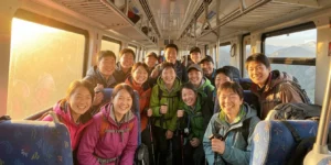 KTX 단체 할인 최대 열차 안에서 등산 동호회 10명 사람들이 활짝 웃으며 단체 사진